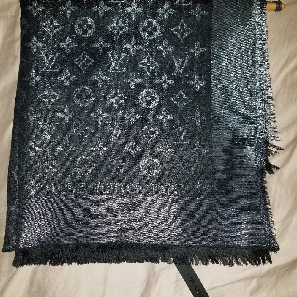 LOUIS VUITTON Monogram Shine Shawl